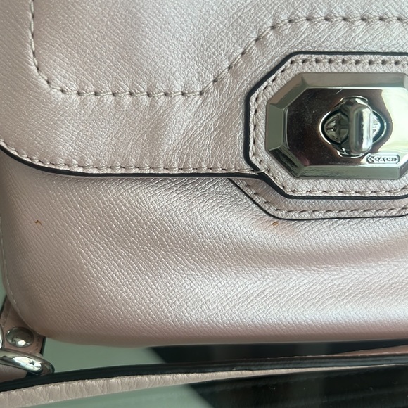 Coach camera Leather pearly pink! Trendy! - Picture 2 of 7